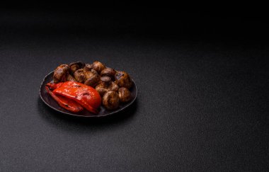 Izgara mantar parçaları, soslu sağlıklı bir vejetaryen yemeği. Barbekü mantarları tasarımınız için bir yemek arkaplanı olarak kullanılıyor.