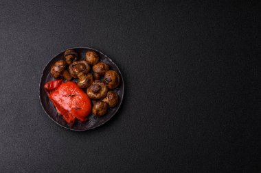 Izgara mantar parçaları, soslu sağlıklı bir vejetaryen yemeği. Barbekü mantarları tasarımınız için bir yemek arkaplanı olarak kullanılıyor.