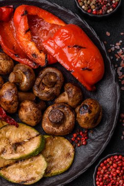 Izgara sebze, dolmalık biber, mantar ve kabak soslu sağlıklı vejetaryen yemeği. Tasarımın için yemek arkaplanı olarak bir tabakta ızgara sebze..
