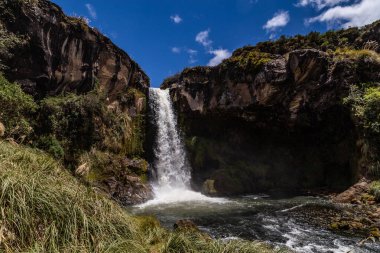 Cotopaxi 'de doğan ve volkanik kayalardaki bir kanaldan geçen kristal sudan oluşan şelale.