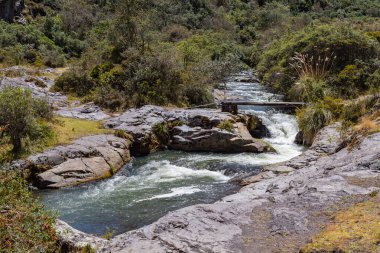 Cotopaxi kaynaklı kristal berrak su nehri ve volkanik kayalardaki bir kanal boyunca akar.