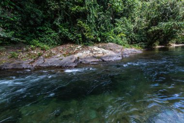 And Choco nehri, bir sürü yeşil orman, saf su ve yuvarlak kayalar.
