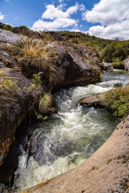 Cotopaxi kaynaklı kristal berrak su nehri ve volkanik kayalardaki bir kanal boyunca akar.