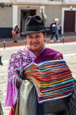 Quito, Ekvador, 3 Ocak 2023: Cotopaxi 'nin yerli halklarından kadınlar duvar halılarını yıl boyunca Quito' nun tarihi merkezinde turistlere satıyorlar..