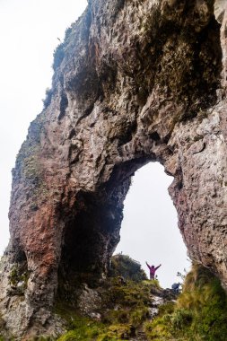 Ventana de Pesillo, Ekvador 'un doğu sıradağlarında doğal bir taş kemer.