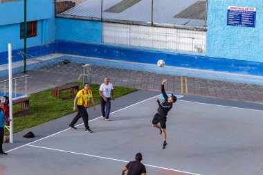 Quito, Ekvador, 3 Haziran 2023: Las Casas sakinleri boş zamanlarını şehir parklarında gayri resmi olarak üç kişi arasında oynanan bir voleybol biçimi olan ecuavoley oynayarak geçirirler..