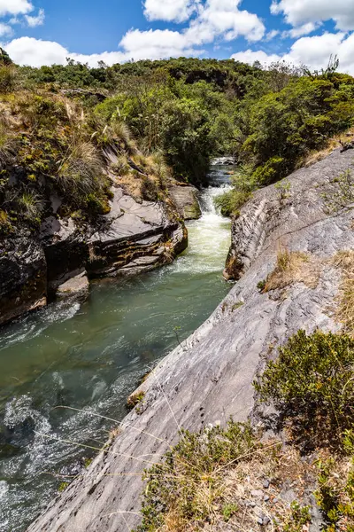 Cotopaxi kaynaklı kristal berrak su nehri ve volkanik kayalardaki bir kanal boyunca akar.