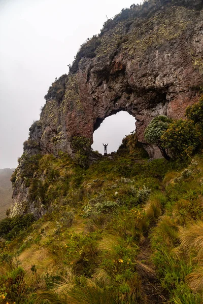 Ventana de Pesillo, Ekvador 'un doğu sıradağlarında doğal bir taş kemer.