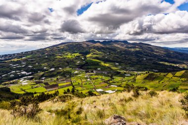 Mavi gökyüzü ve beyaz bulutların olduğu güneşli bir günde Cusin Tepesi 'nden çevreye panoramik manzara