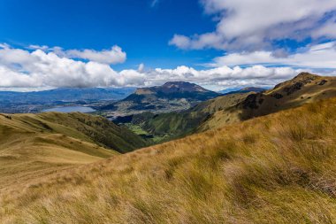 Mavi gökyüzü ve beyaz bulutların olduğu güneşli bir günde Cusin Tepesi 'nden çevreye panoramik manzara