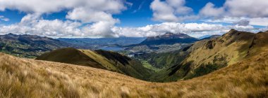 Mavi gökyüzü ve beyaz bulutların olduğu güneşli bir günde Cusin Tepesi 'nden çevreye panoramik manzara