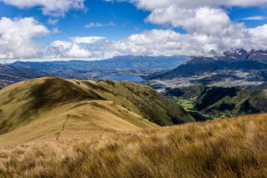 Mavi gökyüzü ve beyaz bulutların olduğu güneşli bir günde Cusin Tepesi 'nden çevreye panoramik manzara