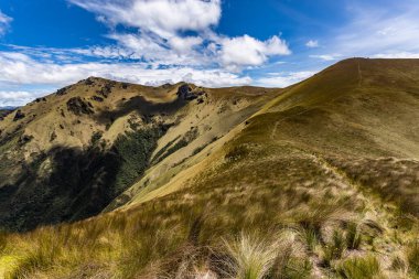 Mavi gökyüzü ve beyaz bulutların olduğu güneşli bir günde Cusin Tepesi 'nden çevreye panoramik manzara