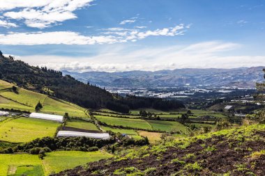 Mavi gökyüzü ve beyaz bulutların olduğu güneşli bir günde Cusin Tepesi 'nden çevreye panoramik manzara
