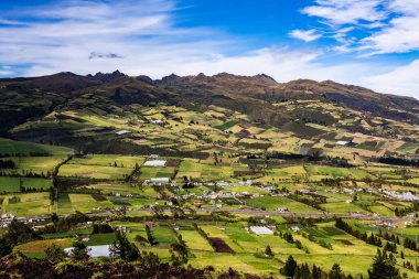 Mavi gökyüzü ve beyaz bulutların olduğu güneşli bir günde Cusin Tepesi 'nden çevreye panoramik manzara