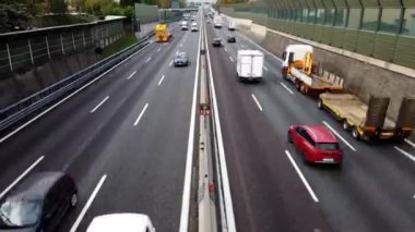 Avrupa, İtalya, Milan 2022 - Lombardiya 'da izin verilen sınırların ötesindeki hava kirliliği PM10 otoyol trafiğini hızlandırdı