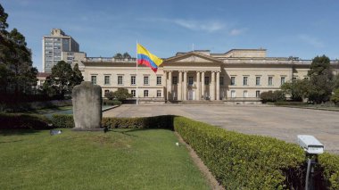 Güney Amerika, Kolombiya Bogota Ağustos 2022 - Bolivar Meydanı şehir merkezinde - Kolombiya parlamentosu siyasetinin merkezi ve Plaza de Nez cumhurbaşkanının ikamet yeri
