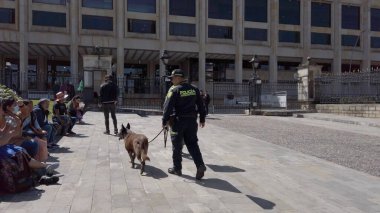 Güney Amerika, Kolombiya Bogota Ağustos 2022 - Bolivar Meydanı şehir merkezinde - Kolombiya parlamentosu siyasetinin merkezi ve Plaza de Nez cumhurbaşkanının ikamet yeri