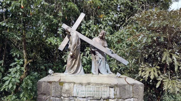 Posągi Crucis Jezusem Niosącym Krzyż Ramieniu Cerro Monserrate Górach Bogoty — Zdjęcie stockowe