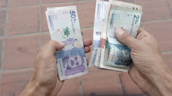 手算钞票的哥伦比亚比索 南美洲最贫穷国家之一的通货膨胀和经济增长 — 图库照片