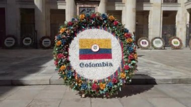 Güney Amerika, Kolombiya Bogota Ağustos 2022 - Bolivar Meydanı şehir merkezinde - Kolombiya parlamentosu siyasetinin merkezi ve Plaza de Nez cumhurbaşkanının ikamet yeri