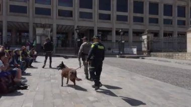 Güney Amerika, Kolombiya Bogota Ağustos 2022 - Bolivar Meydanı şehir merkezinde - Kolombiya parlamentosu siyasetinin merkezi ve Plaza de Nez cumhurbaşkanının ikamet yeri