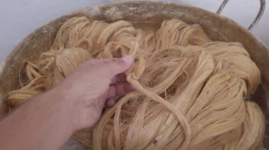 Kolombiya, Barichara - Ev yapımı kağıt fabrikası atölyesi - fabrikanın yaprağından kağıt yaprağı yapma süreci - üretim ve doğal lif