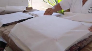 Kolombiya Barichara 2022 - Doğal bitki yapraklarından kağıt yaprağı üretimi için kağıt atölyesi - sosyal kooperatifte çalışan kadınlar