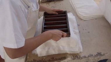 Kolombiya Barichara 2022 - Doğal bitki yapraklarından kağıt yaprağı üretimi için kağıt atölyesi - sosyal kooperatifte çalışan kadınlar