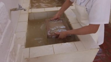 Kolombiya Barichara 2022 - Doğal bitki yapraklarından kağıt yaprağı üretimi için kağıt atölyesi - sosyal kooperatifte çalışan kadınlar