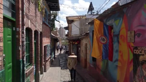 南アメリカ コロンビアボゴタ2022年8月 カンデラリアはボゴタ首都のダウンタウンにあるスペインの古い植民地時代の地区です 世界で最も危険な都市の一つで観光名所 — ストック動画