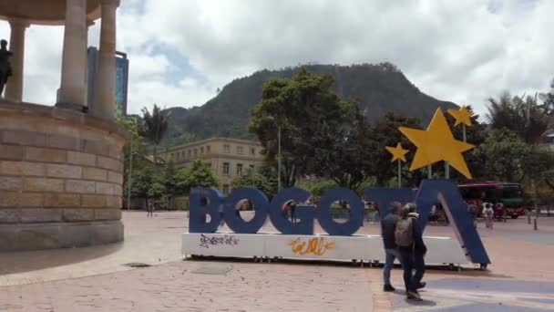 南アメリカ コロンビアボゴタ2022年8月 カンデラリアはボゴタ首都のダウンタウンにあるスペインの古い植民地時代の地区です 世界で最も危険な都市の一つで観光名所 — ストック動画