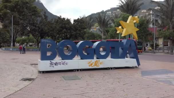 コロンビアボゴタ2022年8月 カンデラリアはボゴタ首都のダウンタウンにあるスペインの古い植民地時代の地区です 世界で最も危険な都市の一つで観光名所 — ストック動画