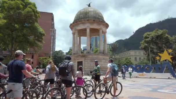 コロンビアボゴタ2022年8月 カンデラリアはボゴタ首都のダウンタウンにある古い歴史的なスペイン植民地時代の地区です 世界で最も危険な都市の一つで観光名所 — ストック動画