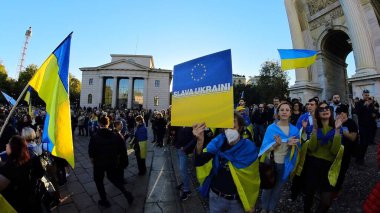 Avrupa, İtalya, Milan 2022 - Ukrayna ve Rusya arasındaki savaşı protesto eden insanlar - Ukrayna 'da barış ve Putin' in Milano 'daki Barış Kemeri' ndeki çatışmasına son verdiler 