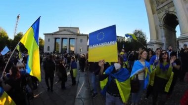 Avrupa, İtalya, Milan 2022 - Ukrayna ve Rusya arasındaki savaşı protesto eden insanlar - Ukrayna 'da barış ve Putin' in Milano 'daki Barış Kemeri' ndeki çatışmasına son verdiler 