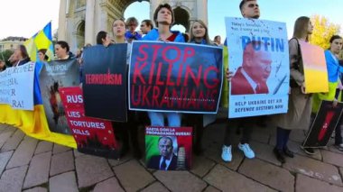 Avrupa, İtalya, Milan 2022 - Ukrayna ve Rusya arasındaki savaşı protesto eden insanlar - Ukrayna 'da barış ve Putin' in Milano 'daki Barış Kemeri' ndeki çatışmasına son verdiler 