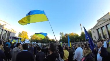 Avrupa, İtalya, Milan 2022 - Ukrayna ve Rusya arasındaki savaşı protesto eden insanlar - Ukrayna 'da barış ve Putin' in Milano 'daki Barış Kemeri' ndeki çatışmasına son verdiler 