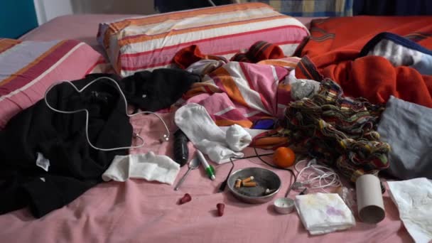 Kirli Dağınık Bir Yatak Odası Kirli Bakımsız Bir Eve Dağınık — Stok video