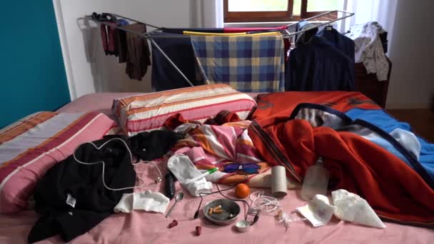 Kirli Dağınık Bir Yatak Odası Kirli Bakımsız Bir Eve Dağınık — Stok video