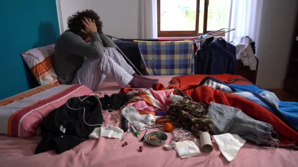 Yalnız Yaşayan Bekar Bir Adam Yalnızlık Bunalımında Yatakta Oturuyor Kirli — Stok video