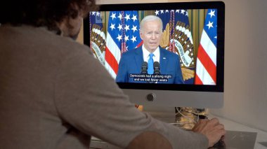 Ukraine Kiew 2022 -Watching Television News in a laptop computer about The War between Russia and Ukraine - The Speech Of The President Of the USA Joe Biden