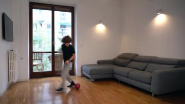 Oğlan covid sırasında odada futbol oynuyor