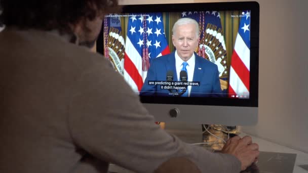 Ukraine Kiew 2022 Watching Television News Laptop Computer War Russia — 图库视频影像