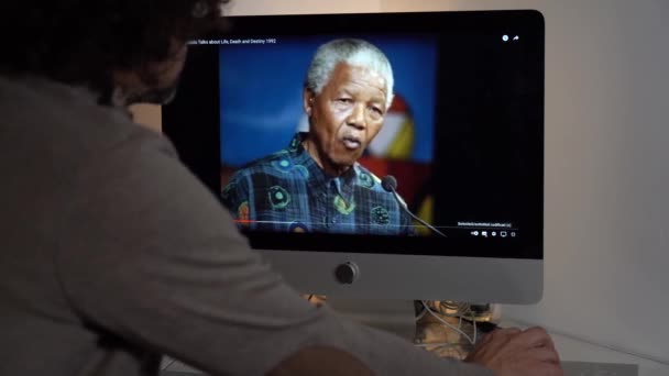 Europa Mediolan 2022 Oglądanie Wiadomości Telewizyjnych Laptopie Nelson Mandela Anty — Wideo stockowe