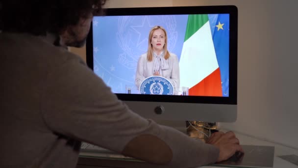 Europe Milan 2022 Watching Television News Laptop Computer Giorgia Meloni — 图库视频影像