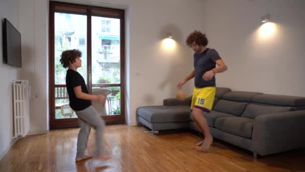 男の子遊びサッカーとともにお父さんとともに部屋でCovid — ストック動画