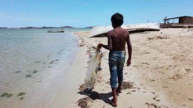 Cabo de la Vela, Guajira Kolombiya 2022 plastik atık Karayip okyanus kıyısındaki deniz ve plajları kirletir. Çocuk plastiği deniz suyundan, suların kirlenmesinden, gezegeni kurtarır.