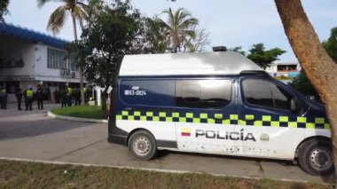 Kolombiya, Medellin 2022 - Güvenlik ve polis kontrolü - dünyanın en tehlikeli şehirlerinden birinde polis kamyonu