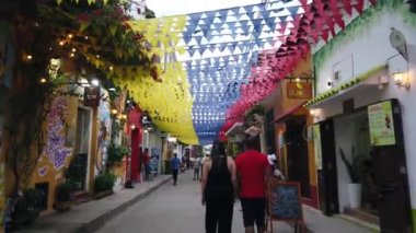 Kolombiya, Cartagena de Indias 2022 - Güney Amerika 'daki eski İspanyol sömürgesi Unesco Heritage kasabası Cartagena' nın sokaklarında yürüyor. Balkonlar ve koloni renkleri